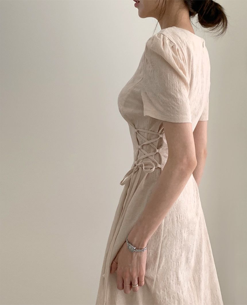 ワンピース レディース サイドレースアップ 地模様入り パフスリーブ サマードレス Aライン ミディ ミモレ丈 Vネック 半袖 スマート 細身 編み上げ 大人可愛い 上品 きれいめ お出かけ 普段使い