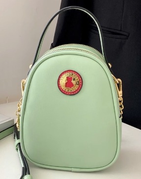 バッグ カバン レディース ショルダー ハンドバッグ 斜めがけ 肩がけ 手持ち 多収納 多機能 便利 コンパクト 軽量 スリム ポケット チャーム ファスナー チェーン マスコット 厚手