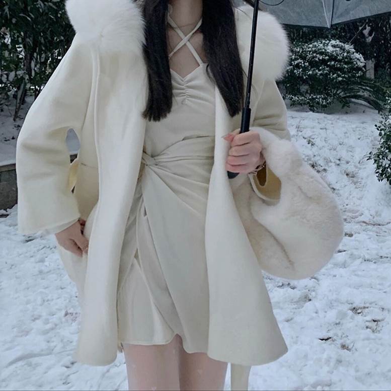 ファーフード付きショートコート アウター レディース コート 秋 冬 ショートコート ファー付き フード付き ウエストリボン ショート丈 個性的 フェミニン 白 オフホワイト 大人可愛い きれいめ 上