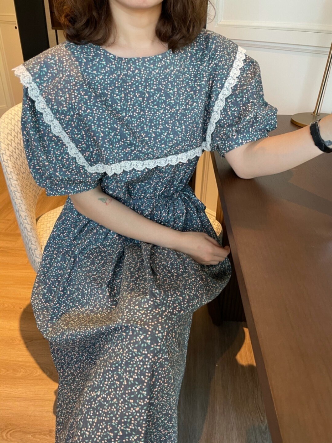 2色 レトロ風 ワンピース 半袖 春 夏 かわいい ロング ワンピドレス 膝下 ロング ロング丈 パフスリーブ ラウンドネック 細身 ストレート 透け感 白 ホワイト 黒 ブラック 大人カラー ワンサ