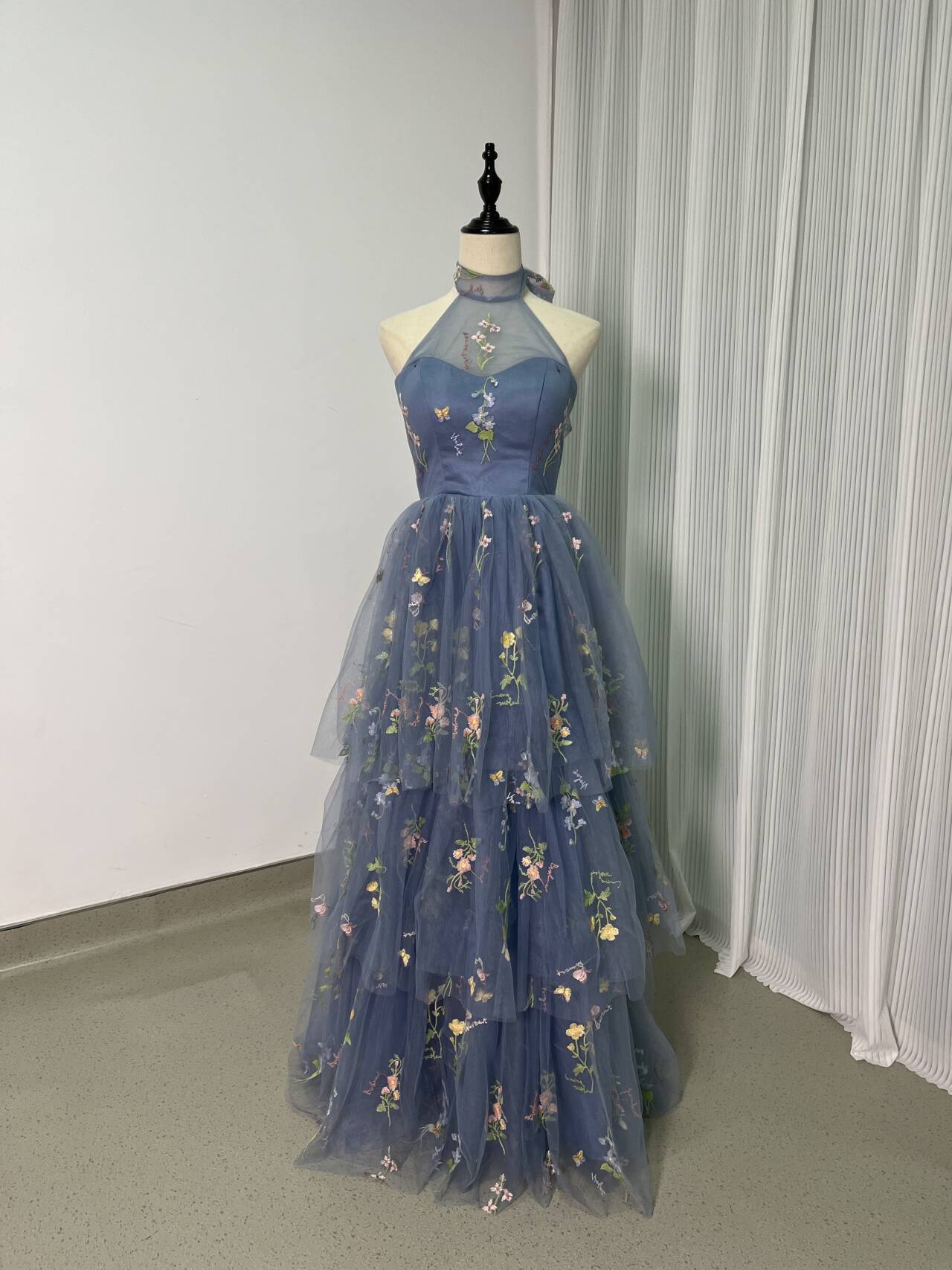 美品！カラードレス ブルー パーティードレス ホルターネック 花の刺繍 ファスナー お呼ばれ/二次会/合コン/デート
