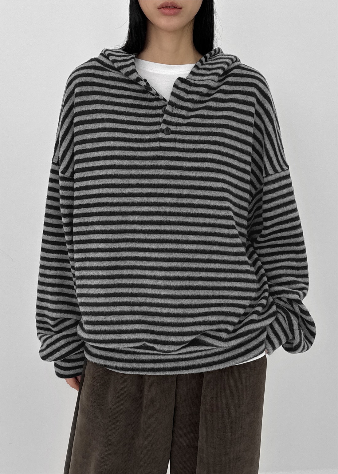 (UNISEX) ケノム ストライプ ヘンリーネック フード付き ロングスリーブ Tシャツ