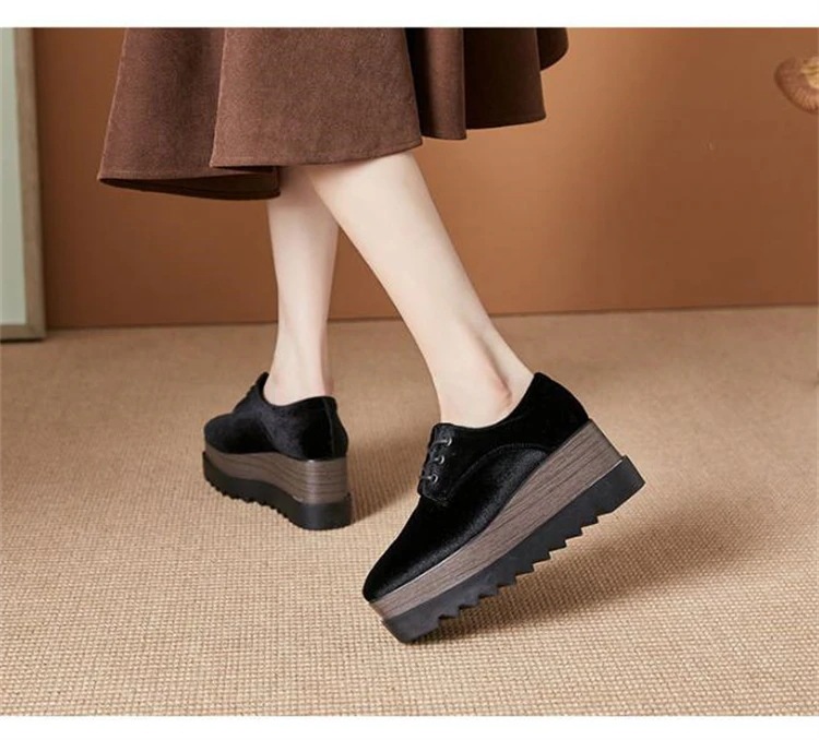 早い者勝ち 2025春新作 ブローグ厚底シューズ スエードレースアップ スクエアトゥ ウェッジヒール レトロ英国風