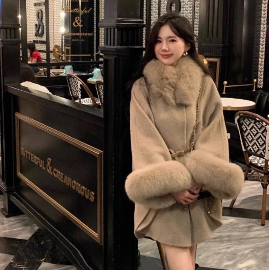 レディース アウター コート ケープ ミディアム 長袖 ファー 前開き かわいい 大人可愛い きれいめ シンプル 上品 おしゃれ かっこいい カジュアル レトロ ラフ ルーズ こなれ感 個性的 主役級