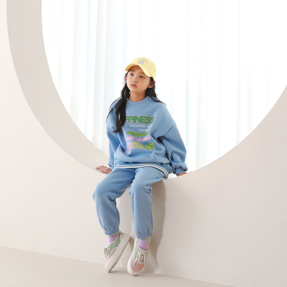 軽快なプリンティングディテールでカジュアルなポイントを加えた上下セット