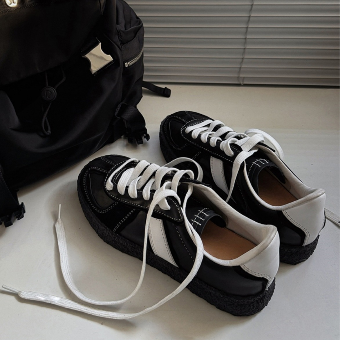 11 Cowhideバージョン女性の太い丸い丸いつま先のレースアップレザースポーツとカジュアルシューズのためのニッチブラックレトロの天才靴 r n1001-ブラック r n2