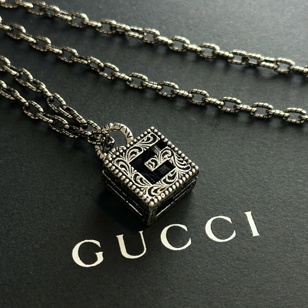 GUCCI グッチ ネックレス ユニセックス メンズ レディース スクエアG キューブペンダント アンティークシルバー ブランド ジュエリー プレゼント ギフト 552768-J8400-0811 ラ