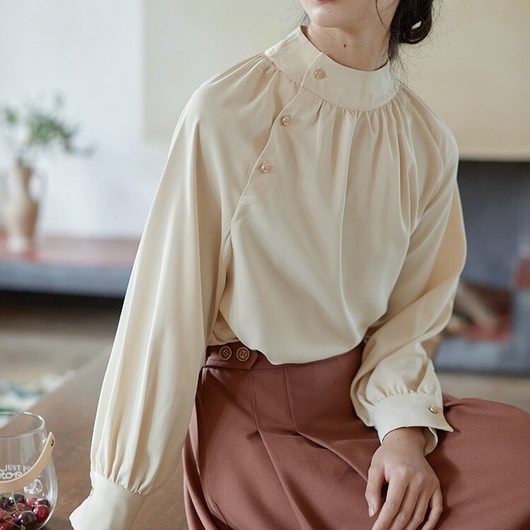 サイドオープン レディース トップス シャツ ブラウス 長袖 ラグラン 襟付き スタンドカラー アシンメトリー ボタン ギャザー きれいめ シンプル カジュアル 上品 おしゃれ こなれ感 無地 総柄