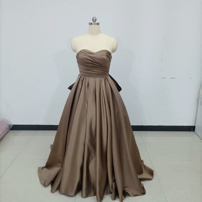 人気上昇！パーティードレス 薄シャンパンの色 ベアトップ 華やかなトレーン/結婚式/披露宴