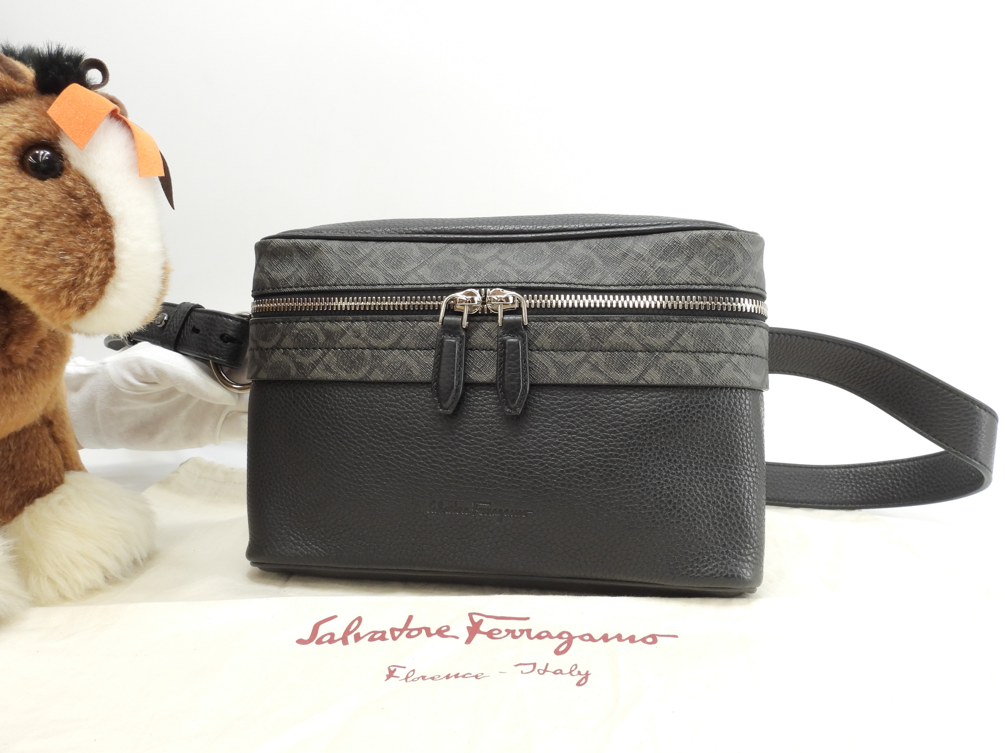フェラガモ ボディバッグ ガンチーニ PVCレザー黒 バムバッグ 新品同様@ 21