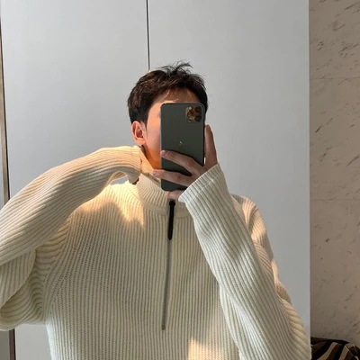 ファスナーのハイネックセーターは男性がしています秋冬は厚めで韓国版はカップルファッションにぴったりです