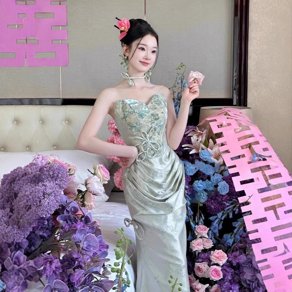 朝着の娘が胸を拭き花嫁が婚約し乾杯します