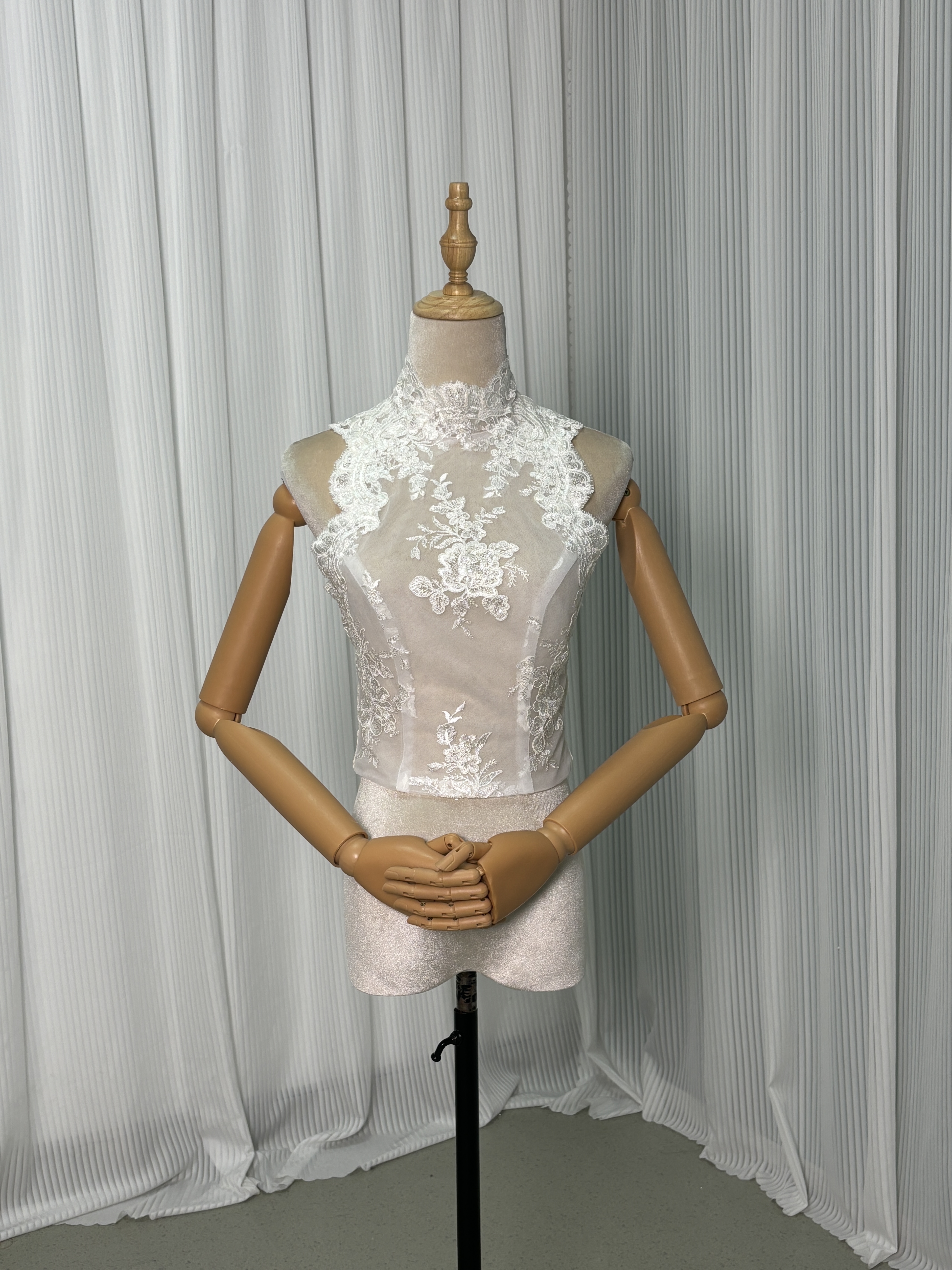 ウエディングドレス オフホワイト 上品！ ハイネック くるみボタン 細見えシルエット フェミニンなフレームレースの袖トップス