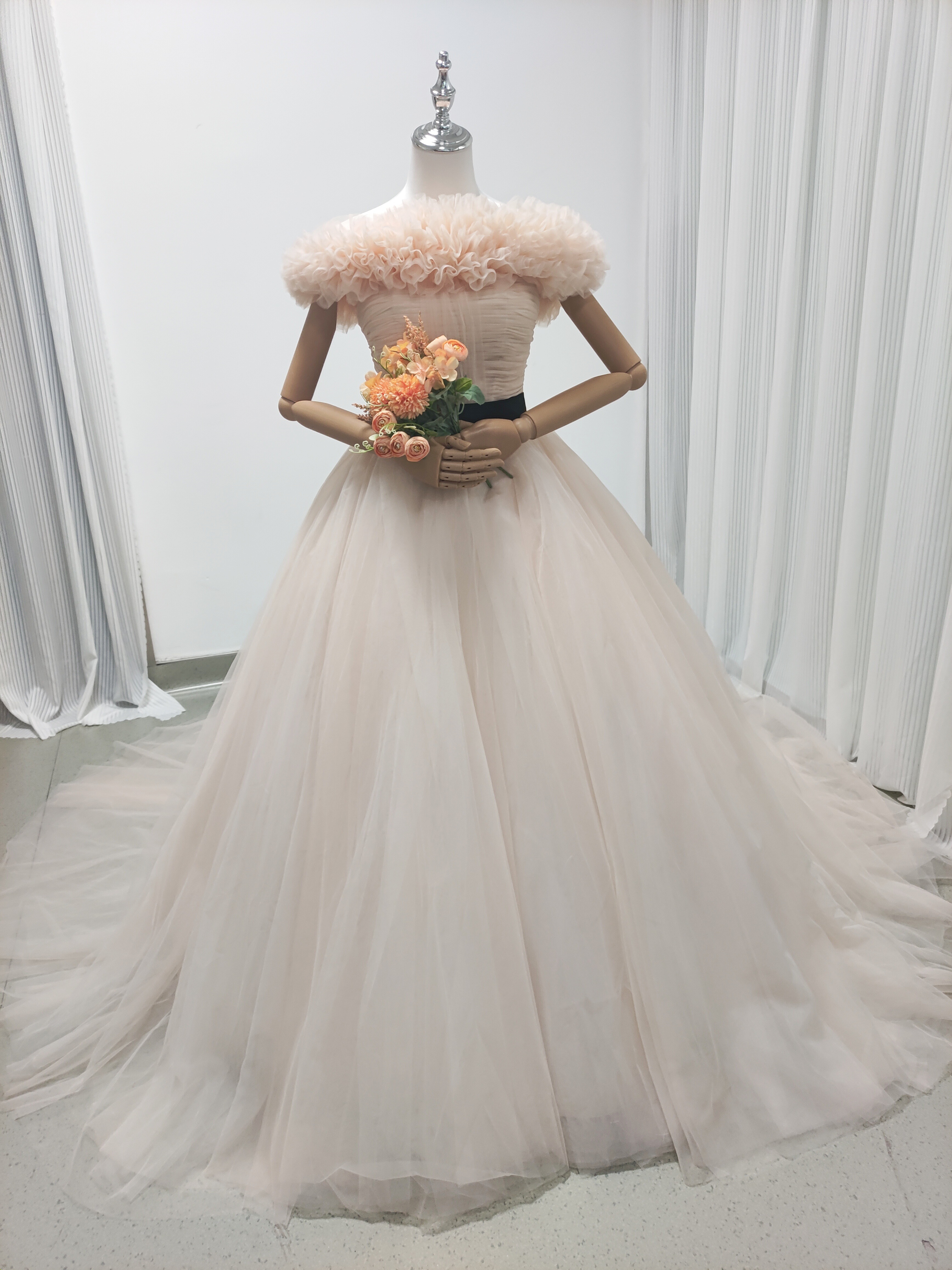 カラードレス 取り外しオフショルダー 薄シャンパンの色 ベルト チュールドレス 編み上げ 披露宴/前撮り