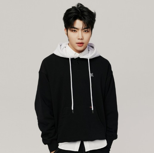 [ZB1 23 FWコレクション] TWO TONE BUTTON HOODIE