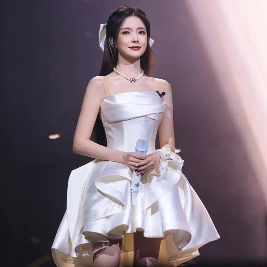 ウエディングドレス 2025新高級感ワンワードショルダーサテンドレス 公演着ドレス 7,406円