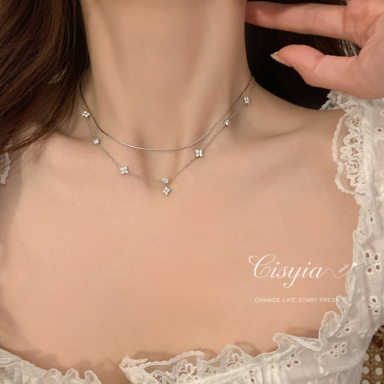 s925ネックレス女性の軽い贅沢なニッチなジルコニアの四つ葉のクローバーの良い鎖の鎖骨の鎖の年長の感覚2023の新しい