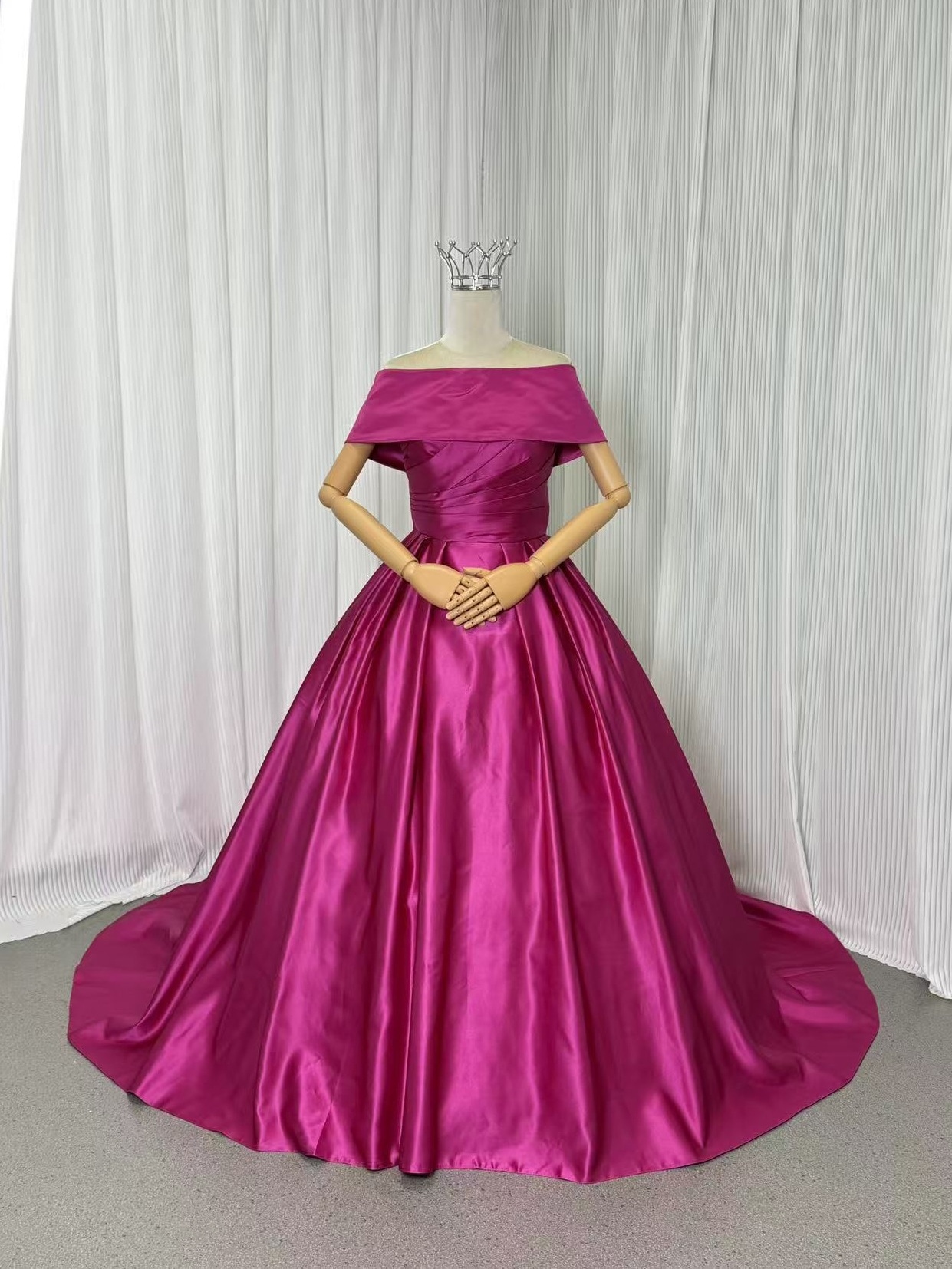 カラードレス ビビッドピンク 取り外し可能なオフショルダー 光沢サテン スリット 編み上げ 華やかなトレーン 結婚式