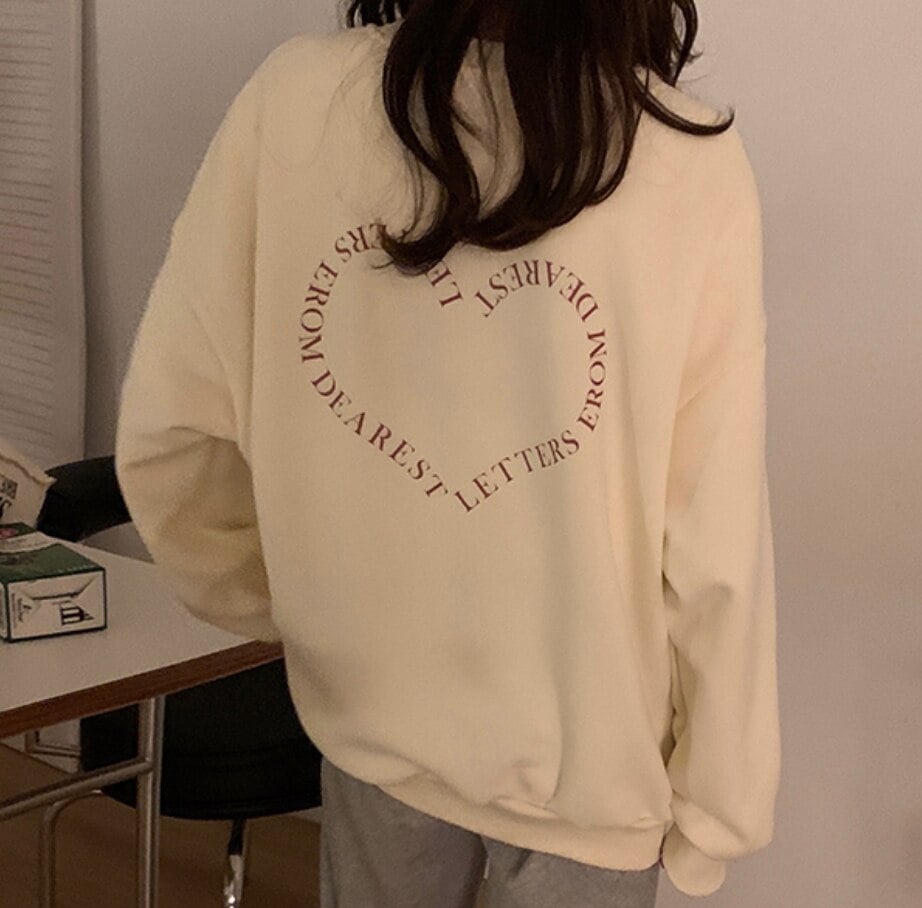 トップス デート かわいい 大人可愛い きれいめ シンプル カジュアル 大人 上品 おしゃれ お洒落 スウェット ハート ロゴ入り 着回し コーデ　秋 冬 韓国 モテ コーデ 長袖 アプリコット