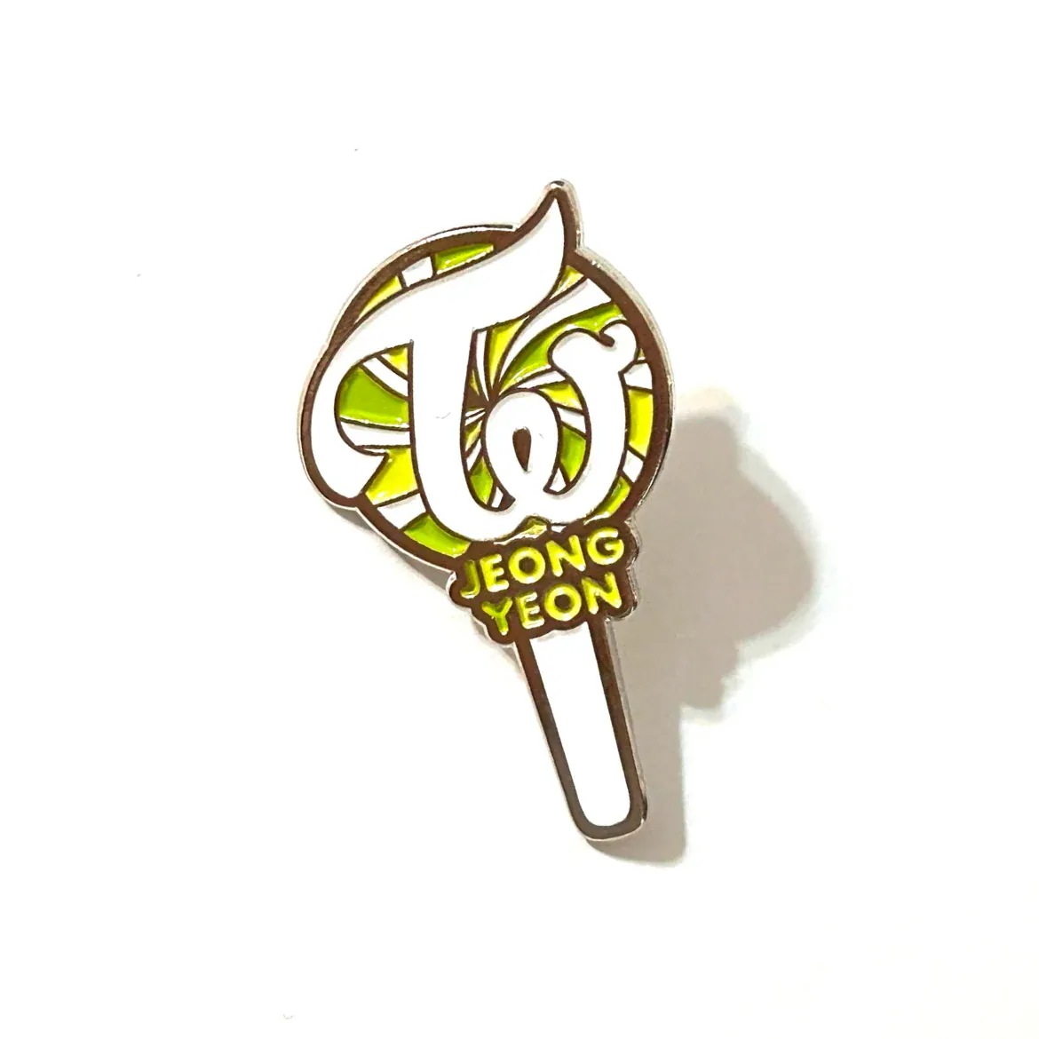 Qoo10] TWICE ペンライト メタルピンバッジ : KPOP