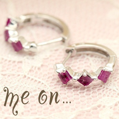 me on...K10ホワイトゴールド WG スリーストーンダイヤモンドカットルビーフープピアス7月の誕生石ルビーの深くフェミニンな輝きで女性らしさをアップ