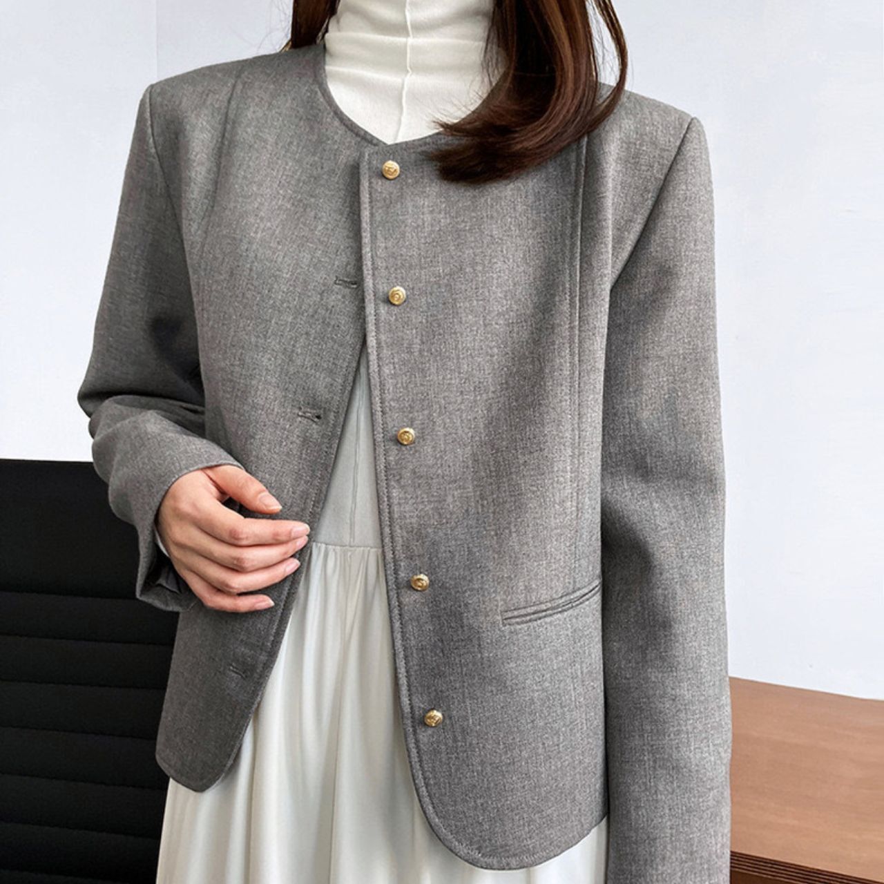 ジャケット レディース アウター 上着 長袖 襟なし ノーカラー 金ボタン かわいい 大人可愛い きれいめ シンプル カジュアル 上品 おしゃれ レトロ こなれ感 エレガント ラグジュアリー