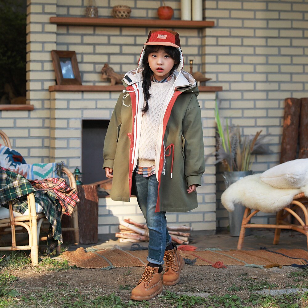 ファスナーとスナップボタンで二重に閉めることができより心強いダウンコート