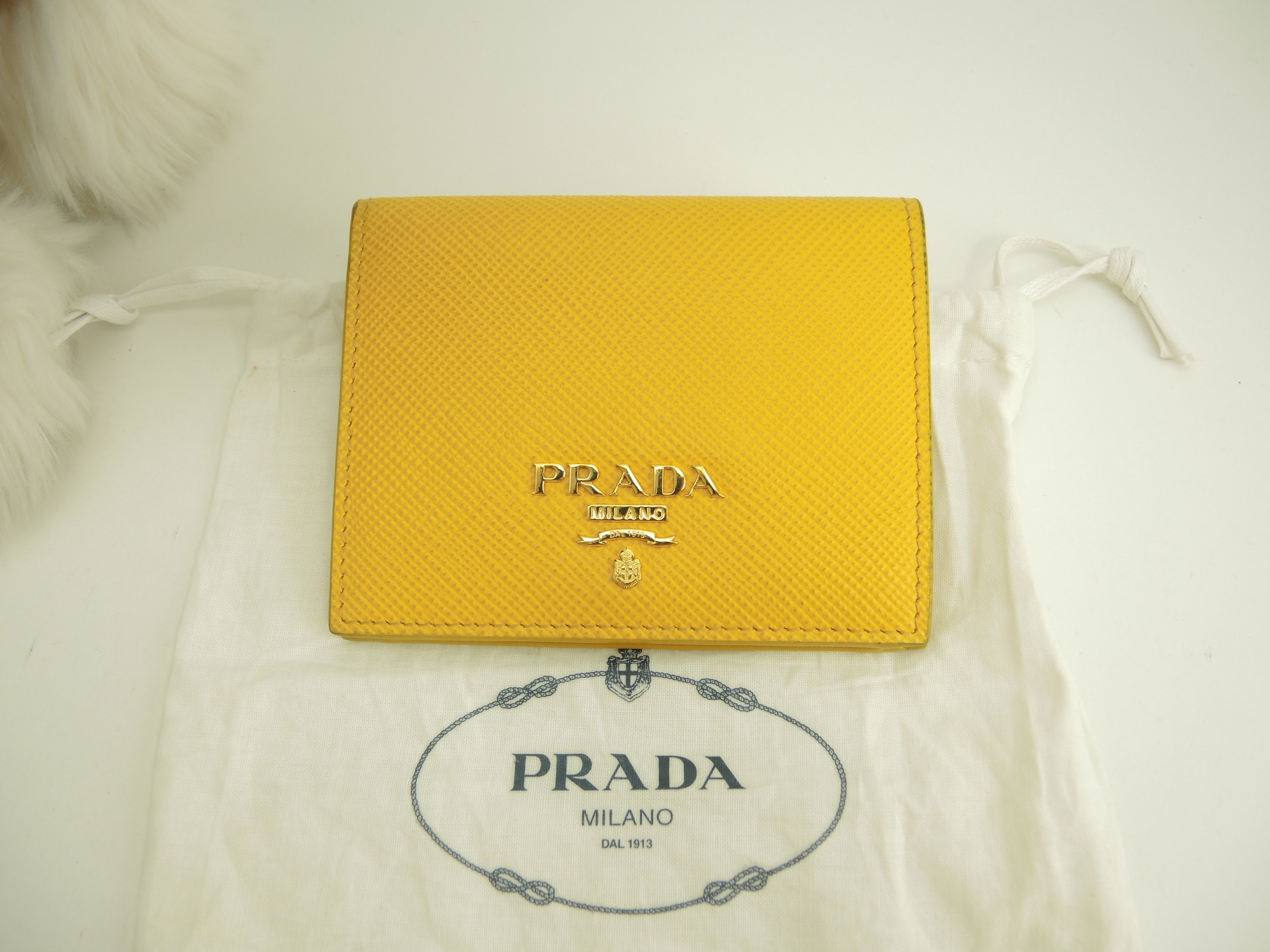 コンパクトウォレット サフィアーノ黄 立体ロゴ 2折財布 美品@62B