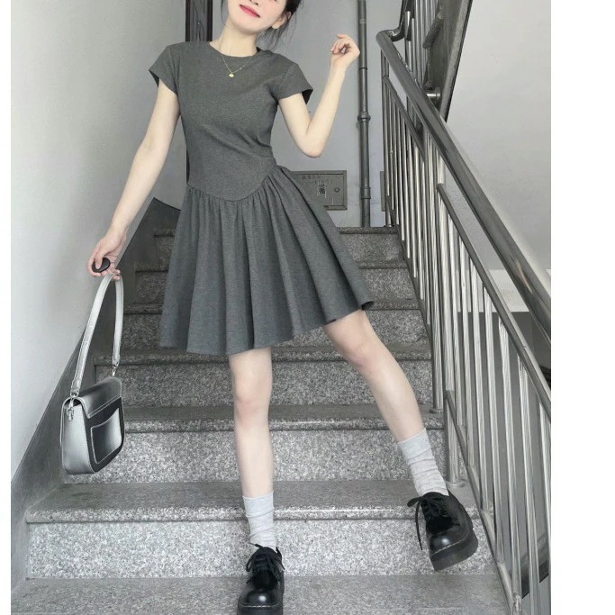 グレーのワンピースで夏らしく高級感のあるウエスト丈スカート