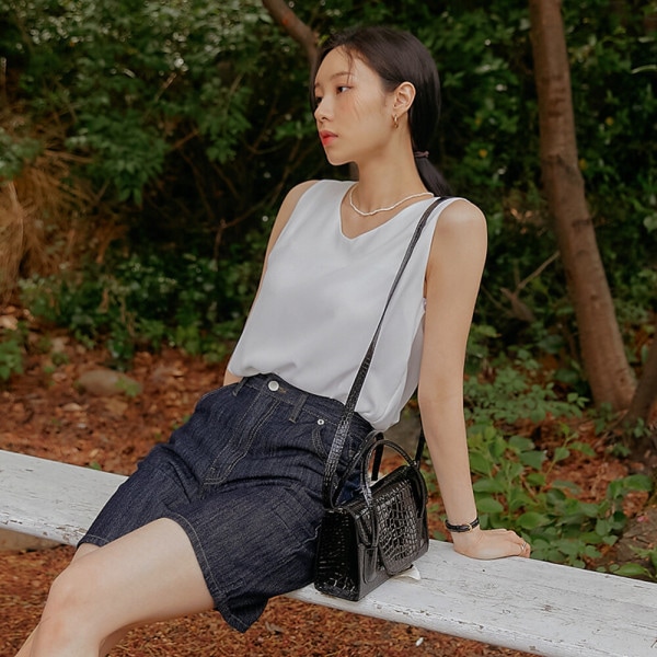 コモンユニークピュアライトVネックスリーブレス