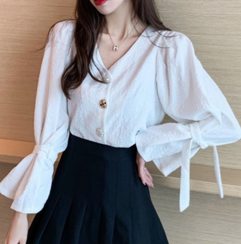 カットソー ブラウス シャツ 長袖 キャンディスリーブ ボリューム Vネック レース 薄手 大人可愛い かわいい きれいめ おしゃれ 春 秋 デート お出かけ オフィス モテ 韓国 白 黒