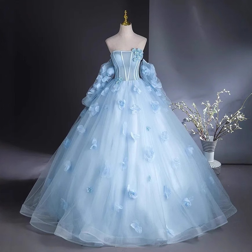 ライトブルーのウェディングドレスシックでスタイリッシュ結婚登録用の甘いサテンブルーのガウン