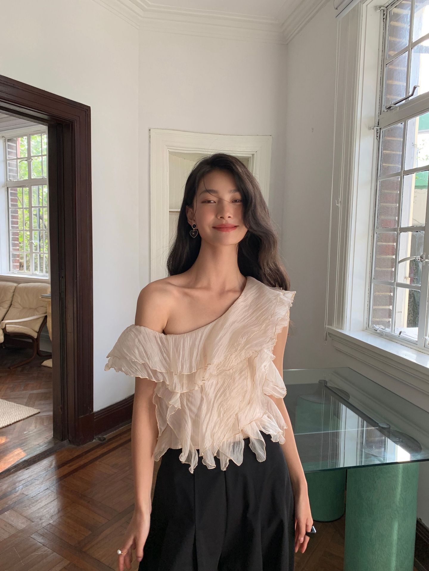 美斜肩トップス2025夏フレンチシックで甘いフリルのシフォンブラウスを解釈