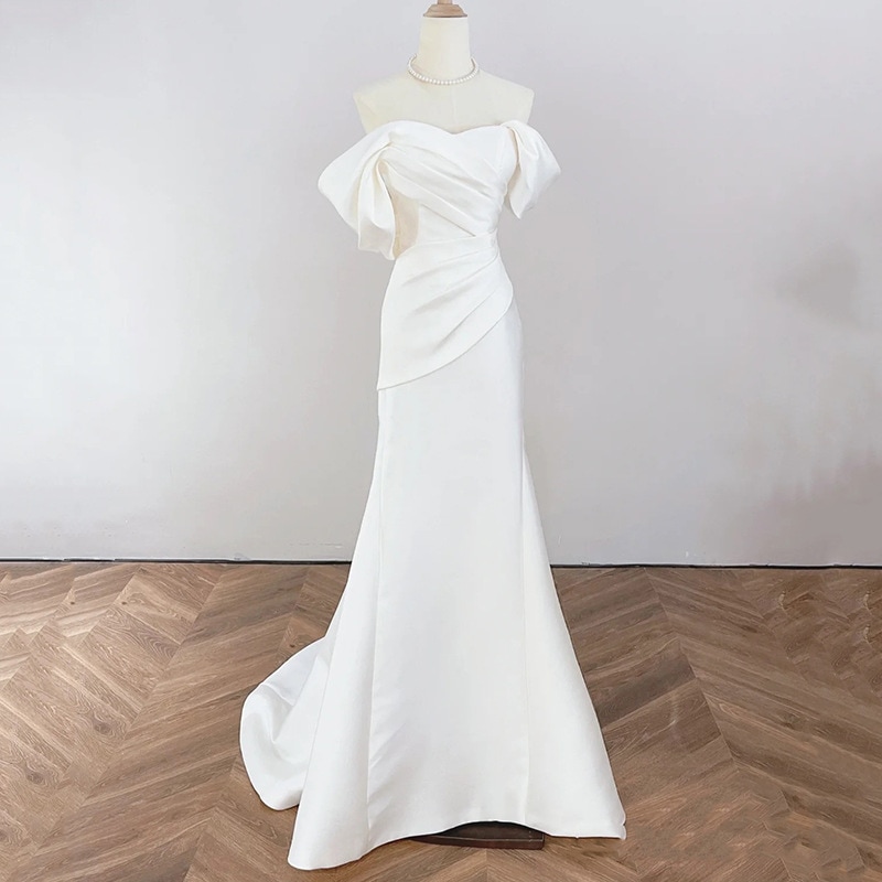 花嫁のためのワンショルダーウェディングドレスシンプルな森風ウェディングドレス白いスリムフィットのサテンフィッシュテールドレス