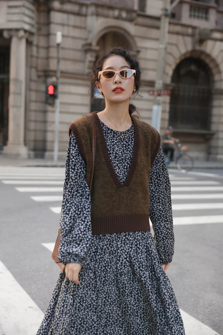 トップス ベスト ショート ショート丈 袖なし ノースリーブ Vネック ニット かわいい 大人可愛い シンプル カジュアル 大人 おしゃれ お洒落 かっこいい レトロ 無地 春 秋 10代 20代