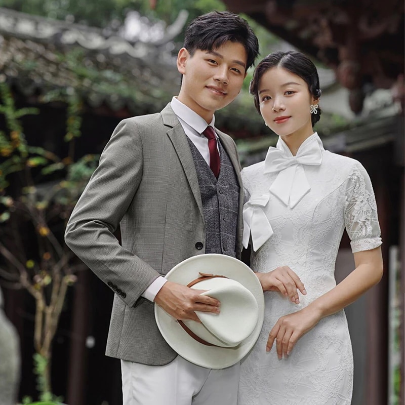 中華風のシンプルなレトロな光の結婚証明書の写真中華共和国スタイルの小さな男のガーゼ旅行写真から古典的