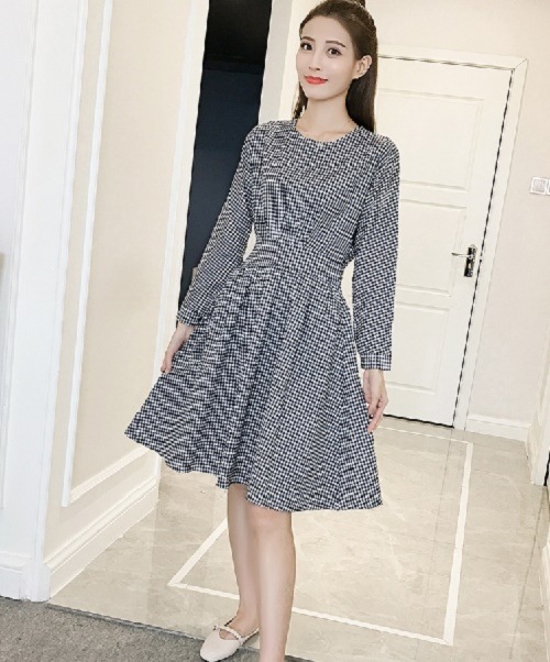 1119．チェック柄Uネックワンピース（ブラック） 100,000円