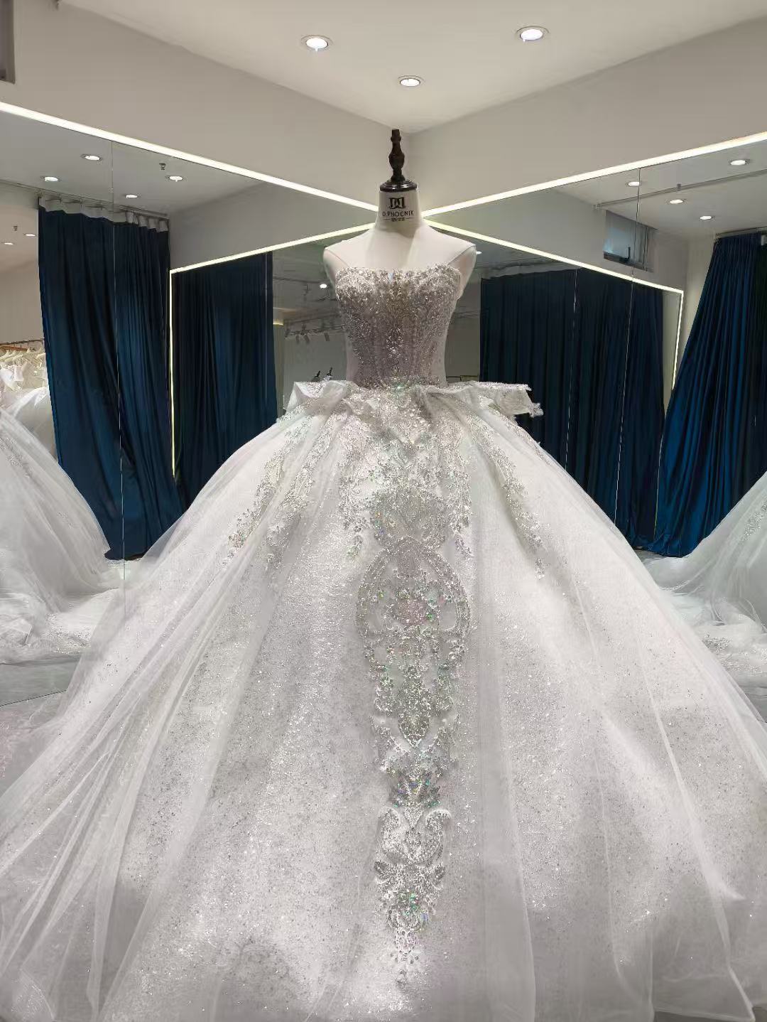 ウエディングドレス ホワイト ベアトップ ビスチェタイプ キラキラグリッターチュール ビジュー 結婚式/披露宴 華やかなトレーン