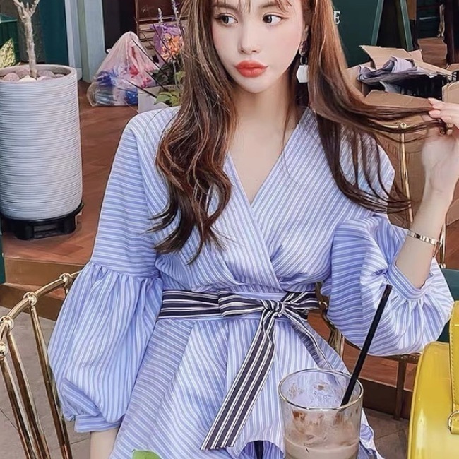 トップス シャツ レディース 春 秋 きれいめ オフィス 七分袖 ボリューム袖 Vネック カシュクール 襟なし ノーカラー フレア ペプラム Aライン 裾ワイド リボン ウエストリボン 青 ブルー S