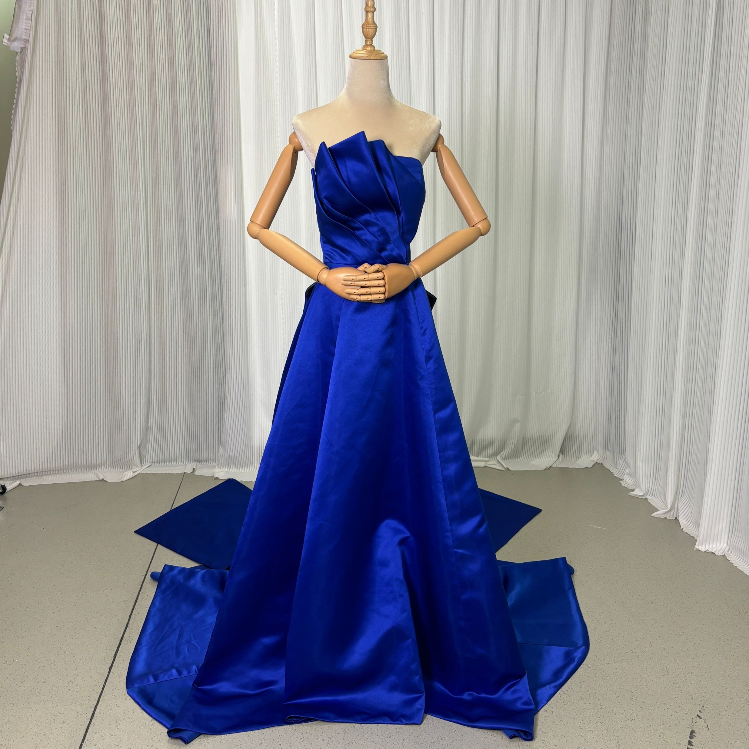 カラードレス ブルー 光沢サテン スリット ベアトップ 編み上げ ふっくら柔らかなバックリボン 花嫁 前撮り 光沢サテン