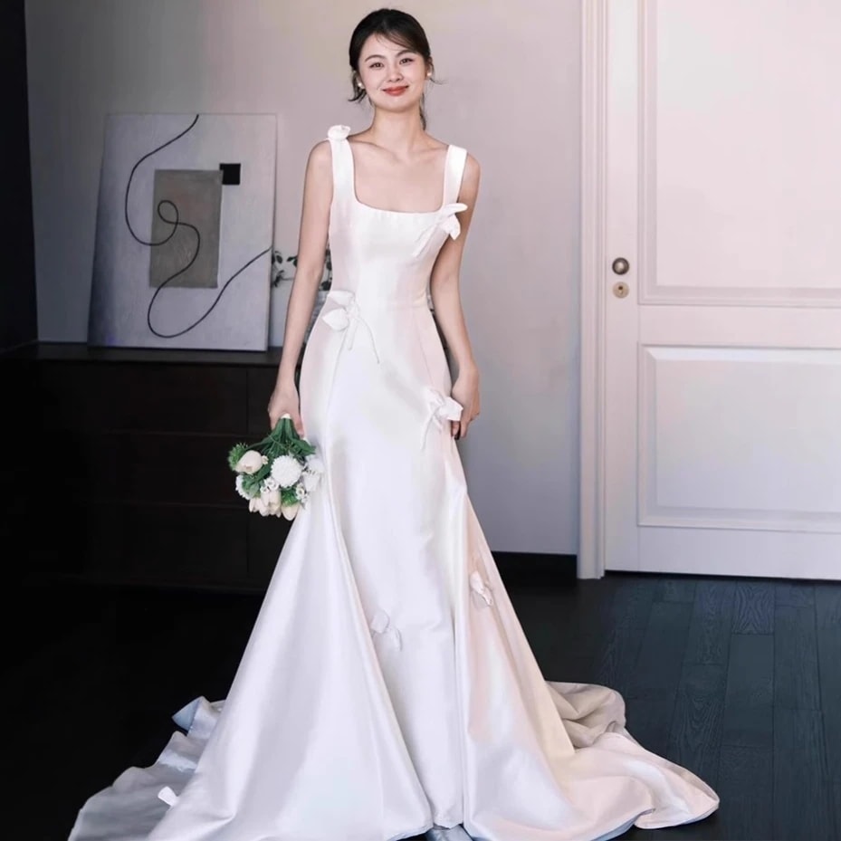 フランスのストラップの軽いウェディングドレスの花嫁のシンプルなサテンの超仙森系は客を迎えて外に出ます