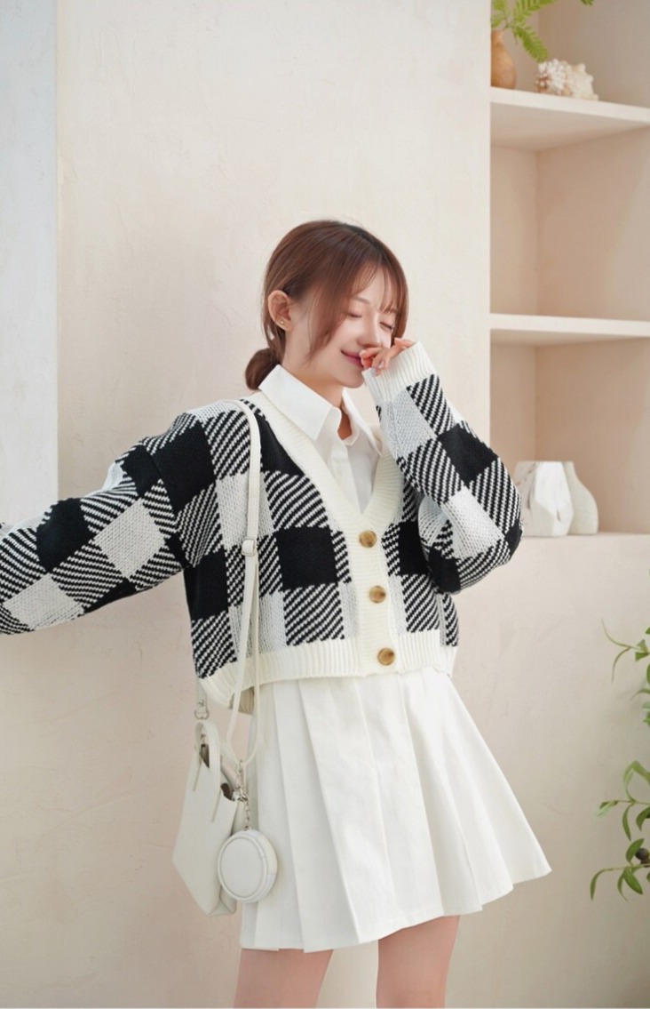 レディース ニット カーディガン 上着 羽織 前開き ショート 長袖 Vネック 伸縮性 ボタン 厚手 きれいめ カジュアル 上品 ガーリー エレガント モダン クラシカル ベーシック ロマンティック