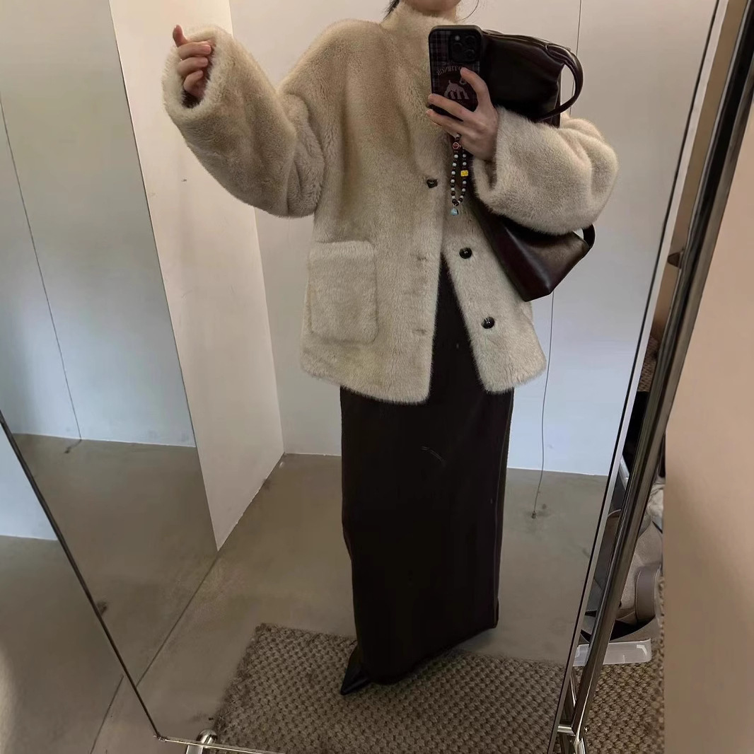 女性のためのファッショナブルな毛皮のコート 2024 冬の新しいスタイルの小さな毛皮のワンピース肥厚ミッドレングスハイエンドコート