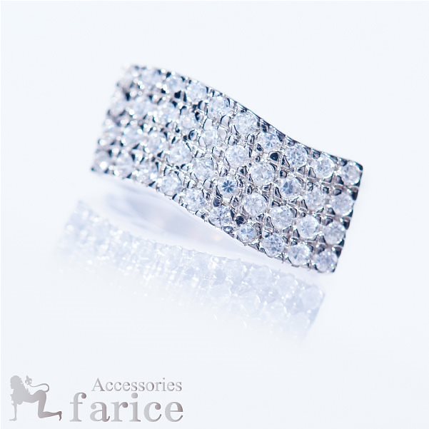 ゴージャスなホワイトキュービックジルコニアのパヴェジュエリーウェーブリング