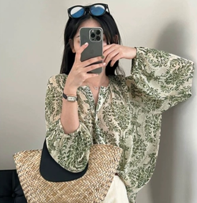 レディース トップス シャツ 長袖 ボリューム袖 バルーン袖 日焼け対策 Vネック 襟付き 角襟 かわいい 大人可愛い きれいめ カジュアル 上品 おしゃれ レトロ こなれ感 ガーリー 主役級 存在感