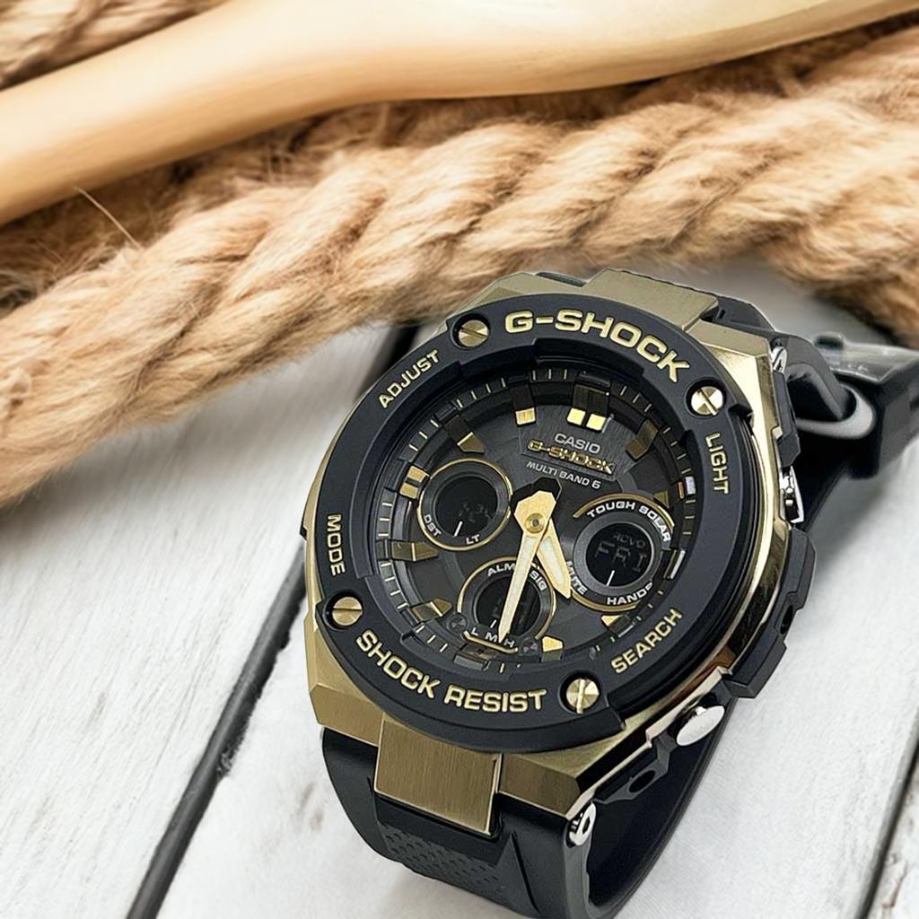 【人気のGスチール】国内正規品　GショックG-SHOCK カシオ メンズウオッチ アナデジ GST-W300G-1A9JF 電波ソーラー 大人のG-SHOCK Gスチール ダウンサイジング仕様 腕時計 29,700円