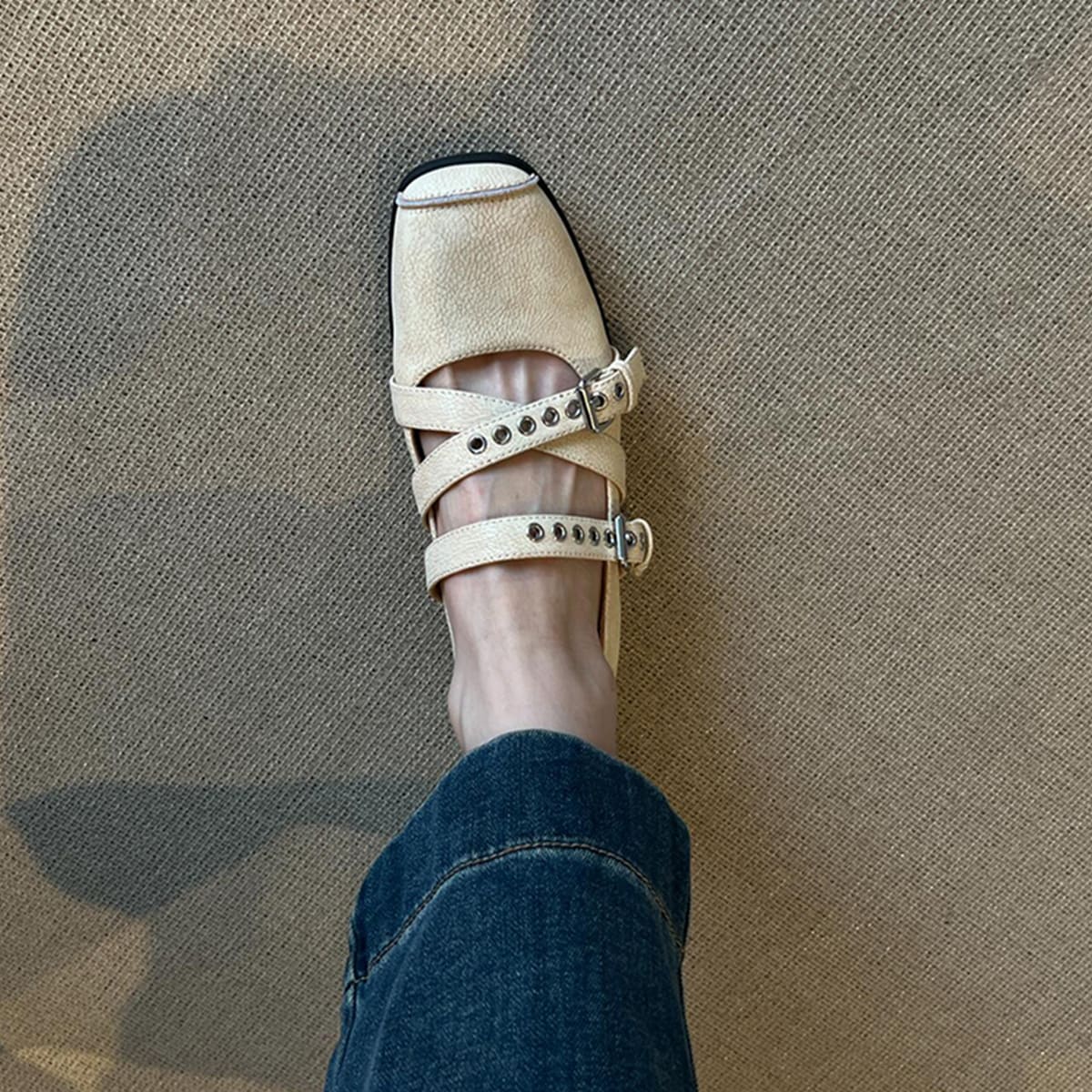 11 シープスキンバージョン女性用のフランスの浅いマウスバレエシューズクロスボタンスクエアレザーシングルシングルシングルシューズレトロスポーツメアリージェーンシューズ