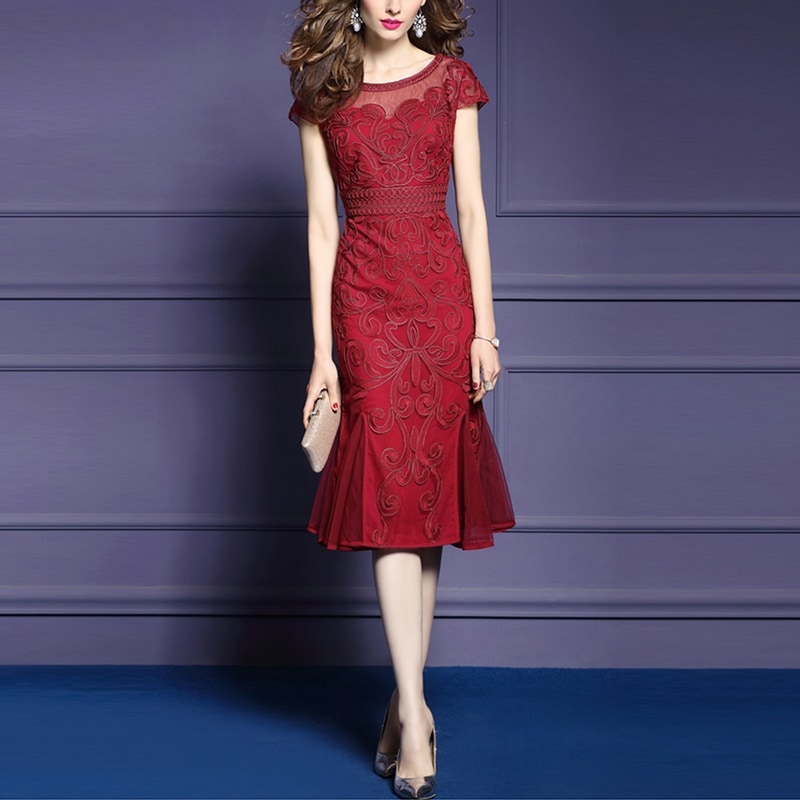 1864.ひざ丈花柄刺繍ワンピース（レッド）2019 春夏 sale 春夏 sale ドレス タイト Uネック ミディアム 半袖 お呼ばれ パーティー 結婚式 披露宴 二次会 女子会 レストラン デー