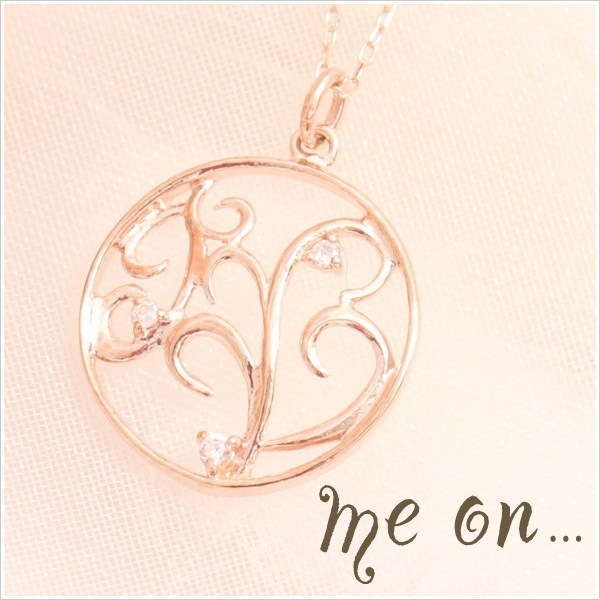 me on... K10ピンクゴールド丸いフレームに描かれた新緑を思わせるラインが爽やかなダイヤモンドネックレス お届けまで２３週間程度朝露を浴びた新緑たち