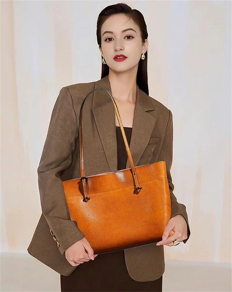 トレンド感をマーク トートバッグ 欧米 ハンディショルダーバッグ 男女兼用 大容量 横型 15,874円